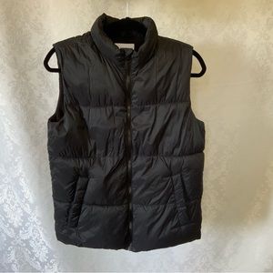 Black Vest, puffer style, lined in black. Full zip. Boys Old Navy